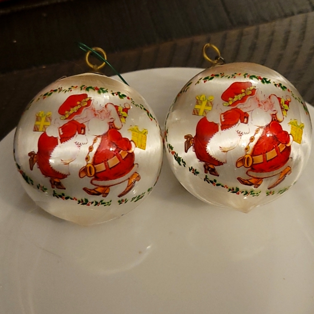 Pair of retro christmas ornaments. Santa and Mrs Clause kissing. Satin, 2.5"